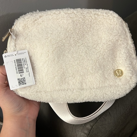 New! Lululemon Everywhere Belt Bag Fleece Large 1L One Size (White Opal/Gold) - Picture 5 of 7